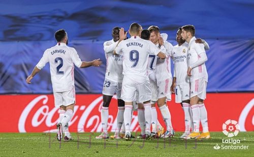 西甲-本泽马双响克罗斯世界波 皇马3-1十人毕巴